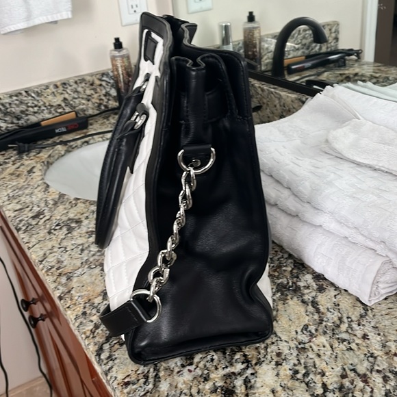 Michael Kors Hamilton Purse with Lock N Key. - Picture 5 of 7